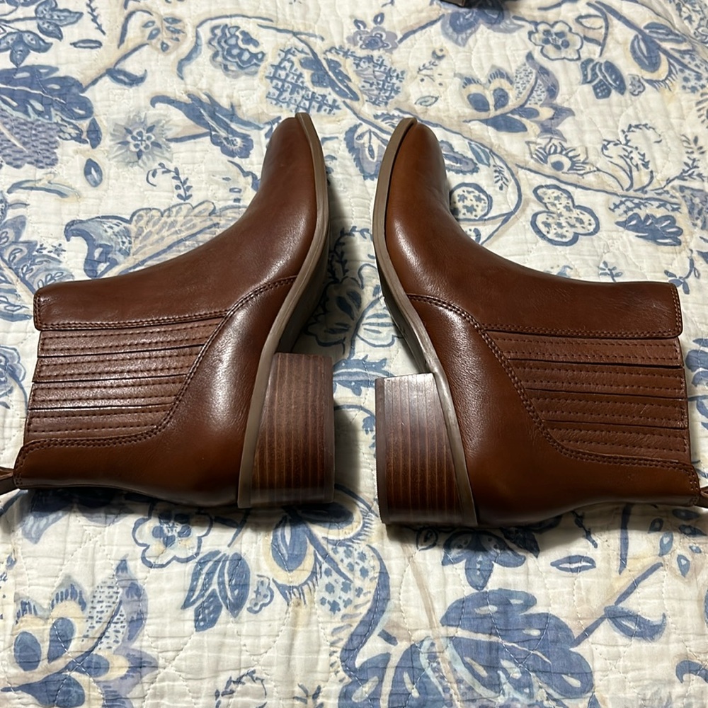 NWT Brown crown vintage boots